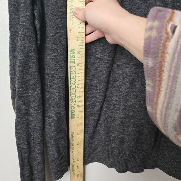 American Eagle Sweater Mens Medium Gray Knit Athletic Fit V-Neck Dark Academia - Picture 8 of 9